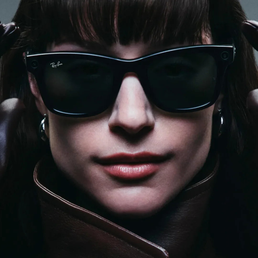 Primer plano de una persona usando las gafas de sol inteligentes Ray-Ban Meta Wayfarer negras. Destaca el diseño clásico de la montura Wayfarer.