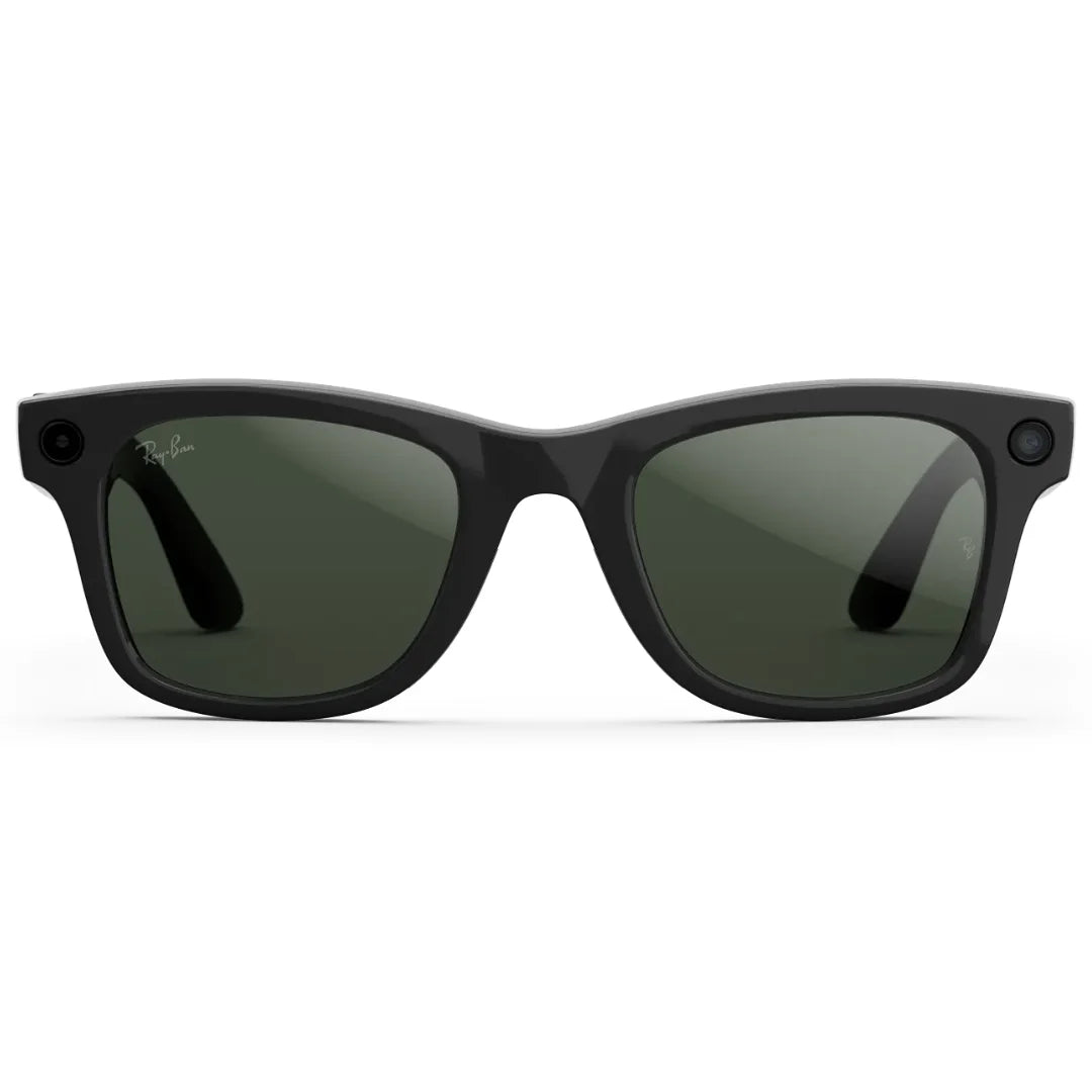 Primer plano frontal de las gafas de sol inteligentes Ray-Ban Meta Wayfarer (Gen 2) con montura negra y lentes de sol oscuras y tecnología integrada.