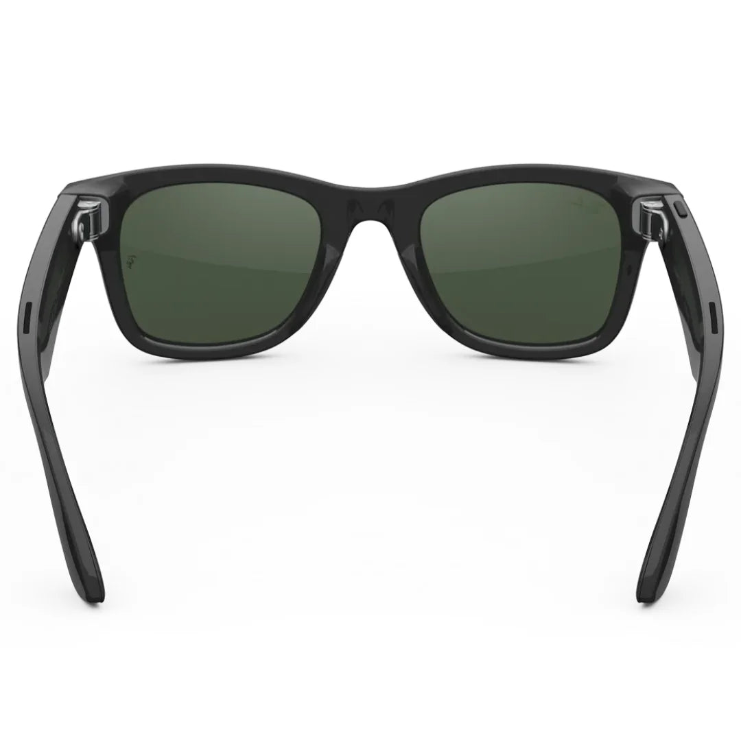 Gafas inteligentes Ray-Ban Meta Wayfarer (Gen 2) en negro brillante y lentes verdes, vista trasera, mostrando los altavoces integrados en las patillas.