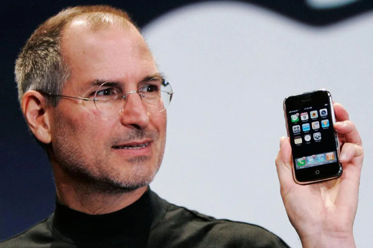 Steve Jobs presentando el iconico iPhone 3G en un evento de Apple