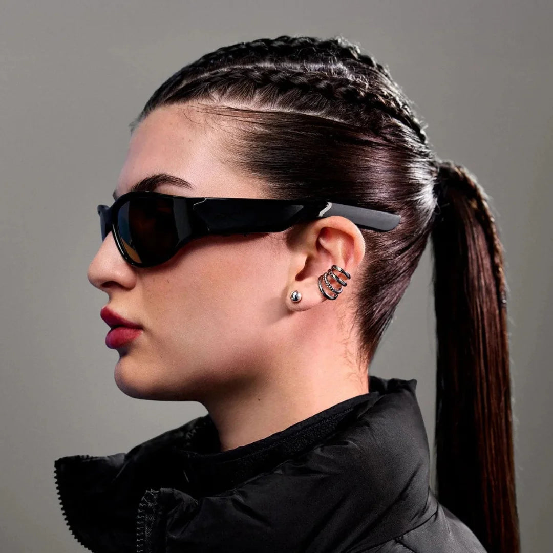 Mujer usando gafas Ray-Ban Meta deportivas negras en perfil, mostrando el diseño ergonómico de la patilla y la cámara.