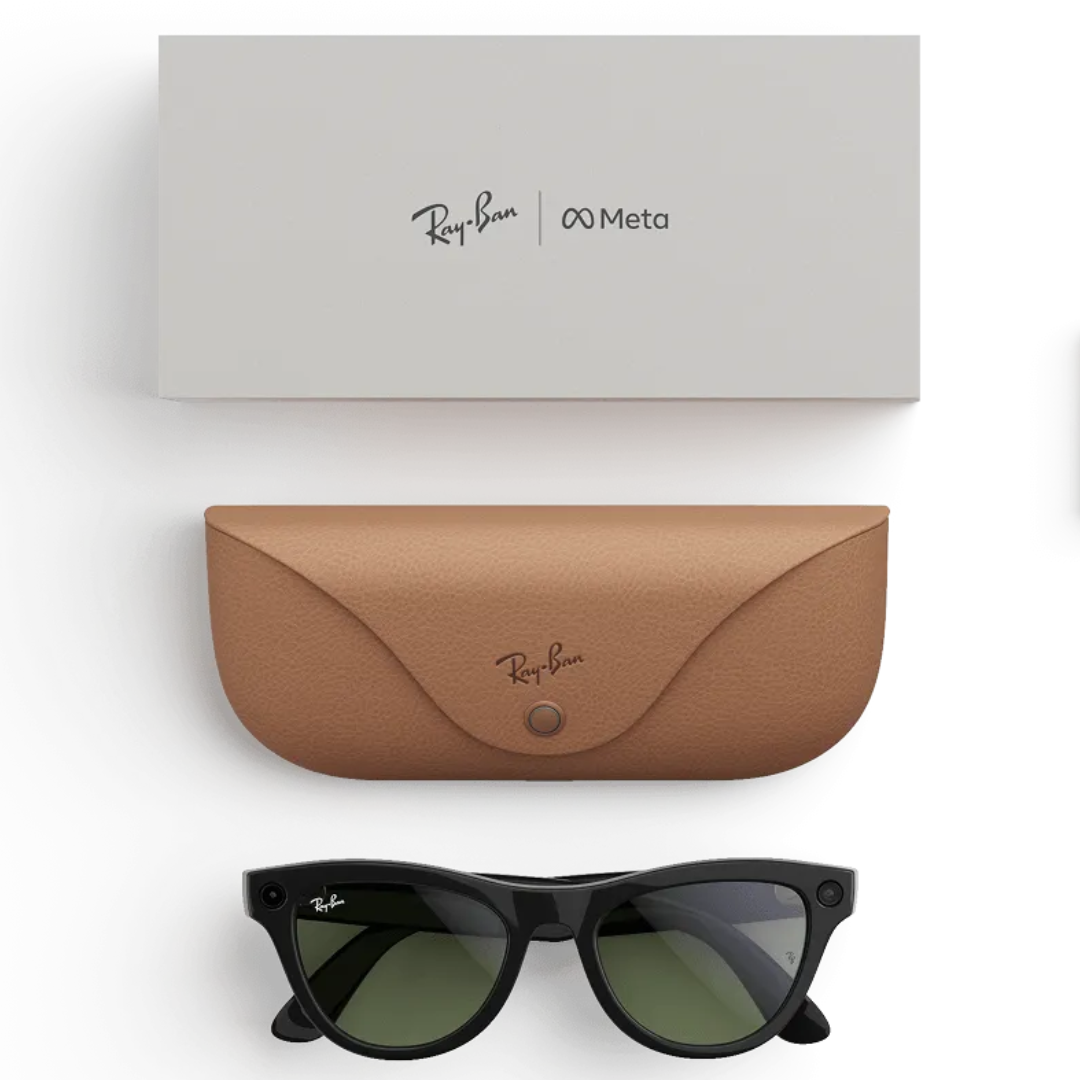 Gafas inteligentes Ray-Ban Meta Wayfarer negras, estuche de carga marrón y caja de embalaje de las gafas.