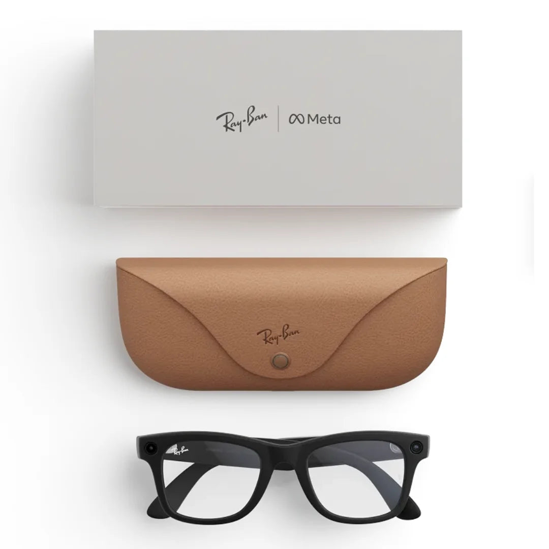 Contenido de la caja de las Ray-Ban Meta Wayfarer: las gafas inteligentes en negro, su estuche de carga color marrón claro y la caja blanca de la marca.