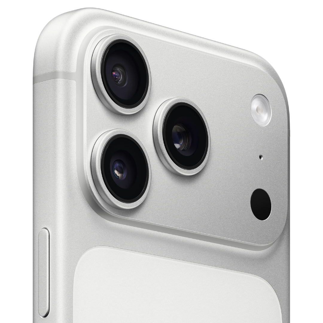 Detalle de la triple cámara plateada del iPhone. Muestra los tres lentes, el flash LED y el sensor LiDAR. Lentes de alta resolución.