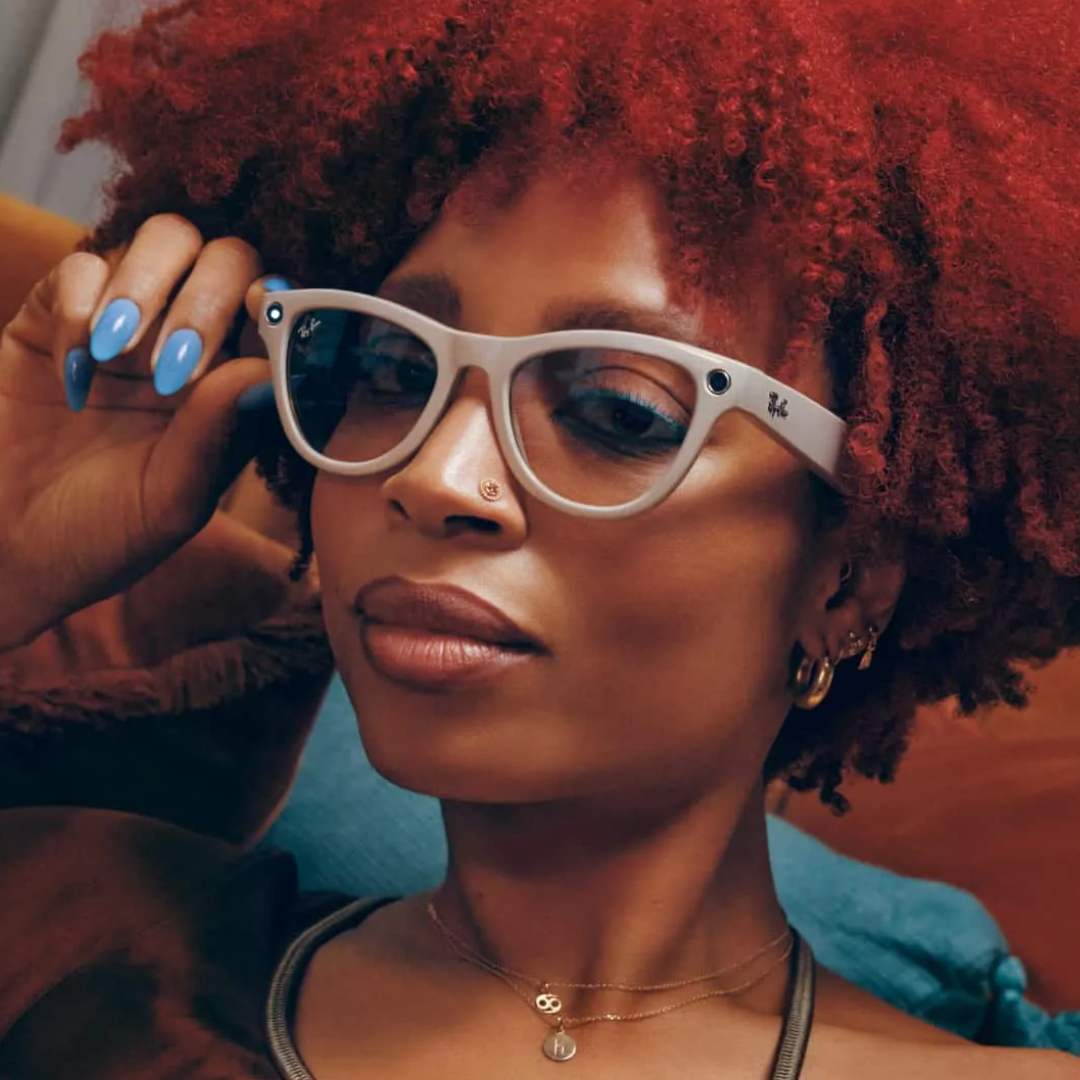 Primer plano de mujer con pelo rojo usando gafas graduadas inteligentes Ray-Ban Meta Wayfarer grises/blancas.