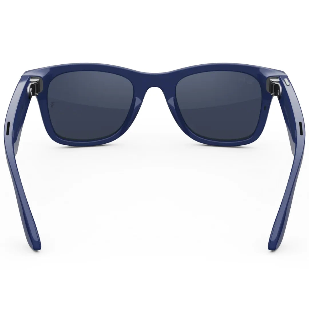 Gafas de sol inteligentes Ray-Ban Meta Wayfarer (Gen 2) azul cósmico, vista trasera, mostrando las lentes oscuras y los audífonos integrados en las patillas.