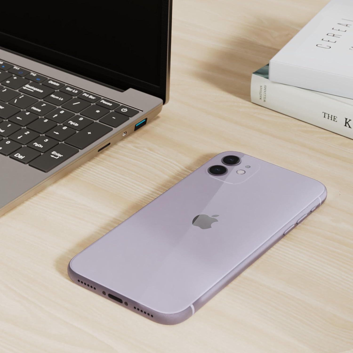 iphone 11 reacondicionado color morado en un escritorio donde se observa su parte trasera 